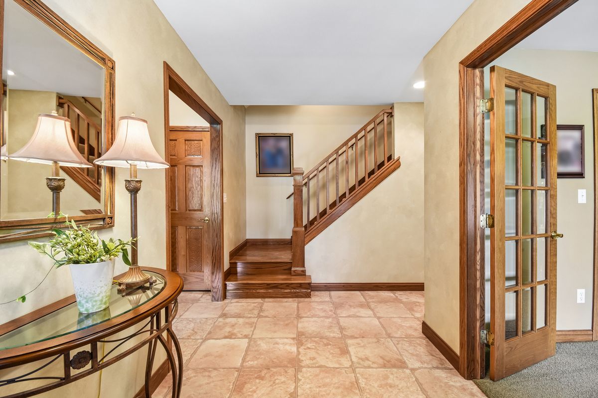 1041 Lakeview Drive, Morris, IL 60450