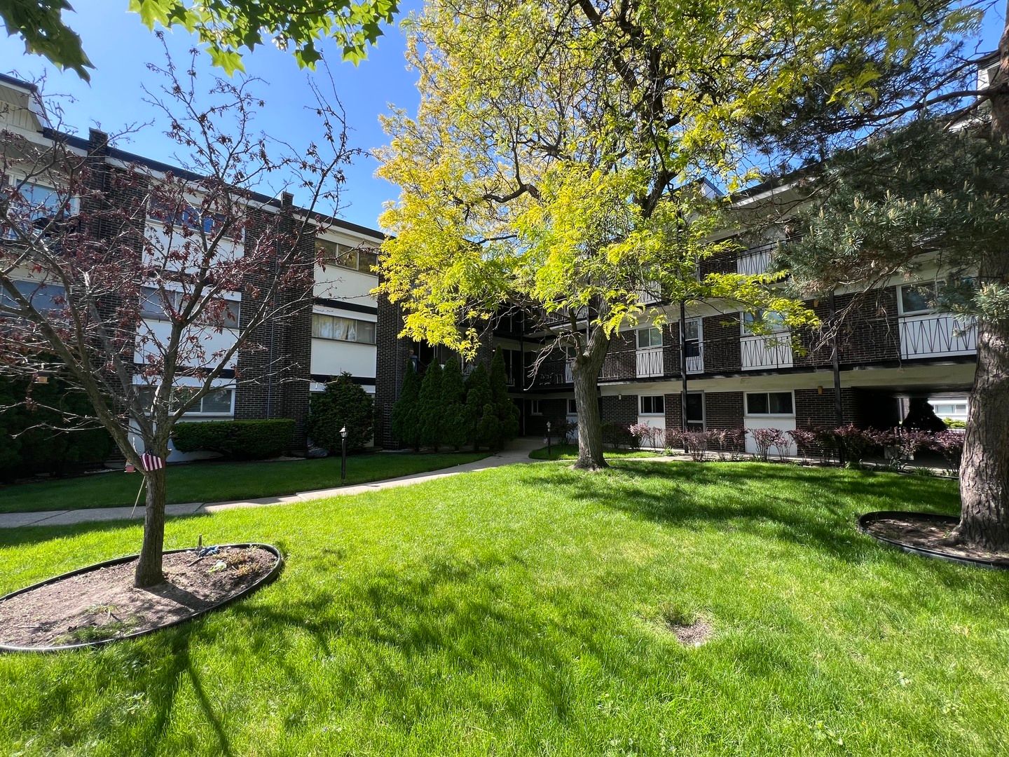 10125 CHERRY Parkway #203 — Skokie, IL 60076