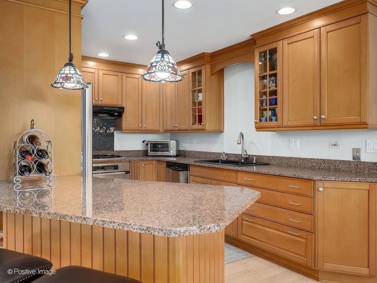 16W660 89th Place, Willowbrook, IL 60527