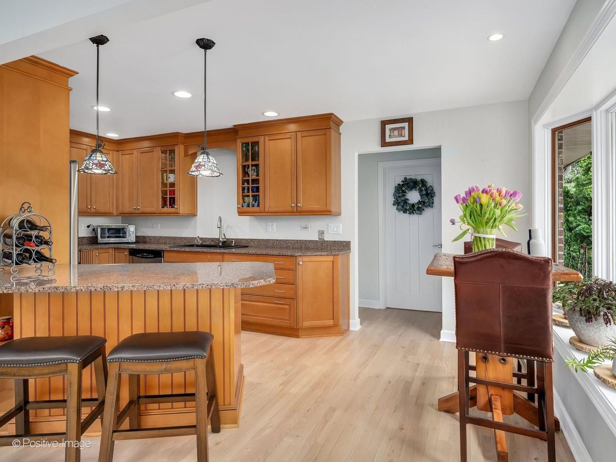 16W660 89th Place, Willowbrook, IL 60527