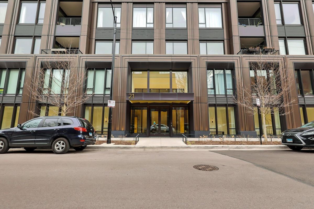 21 May Street, Chicago, IL 60607