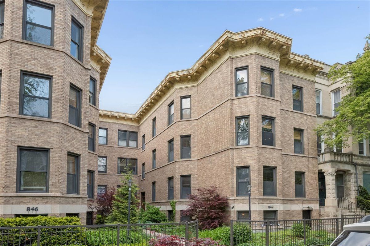 842 Newport Avenue, Chicago, IL 60657