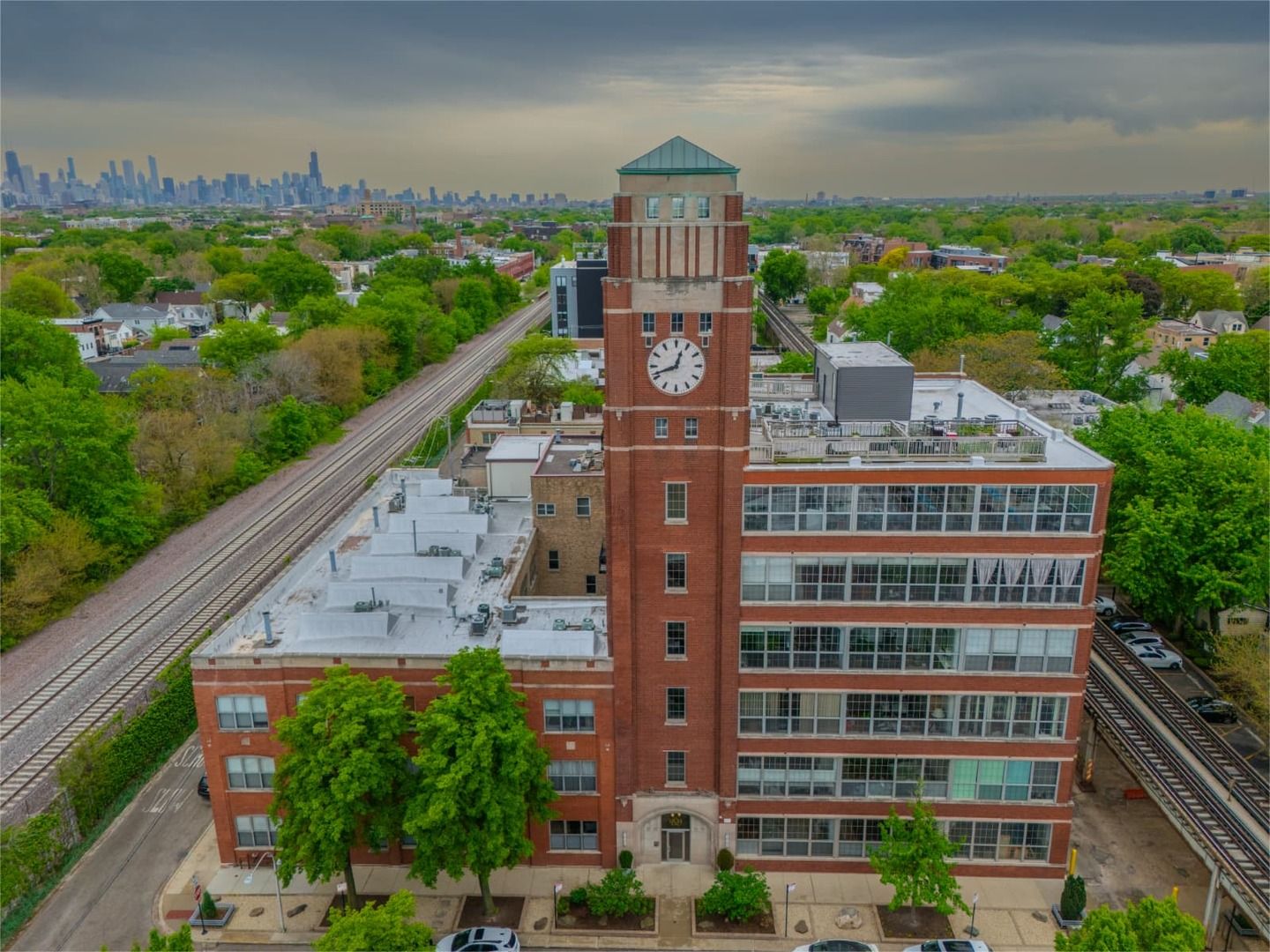 1801 W Larchmont Avenue #305 — Chicago, IL 60613