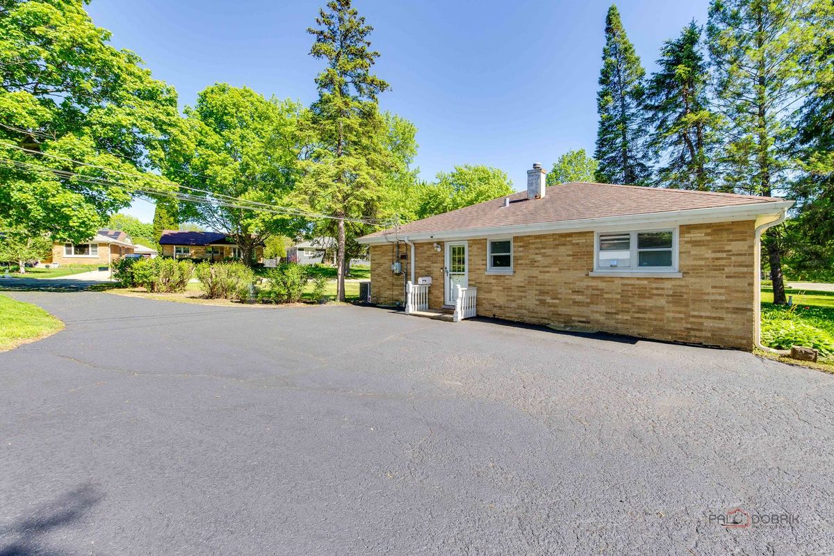 217 Dalton Avenue, Mundelein, IL 60060