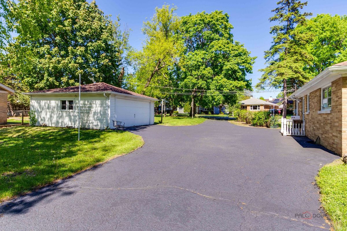 217 Dalton Avenue, Mundelein, IL 60060
