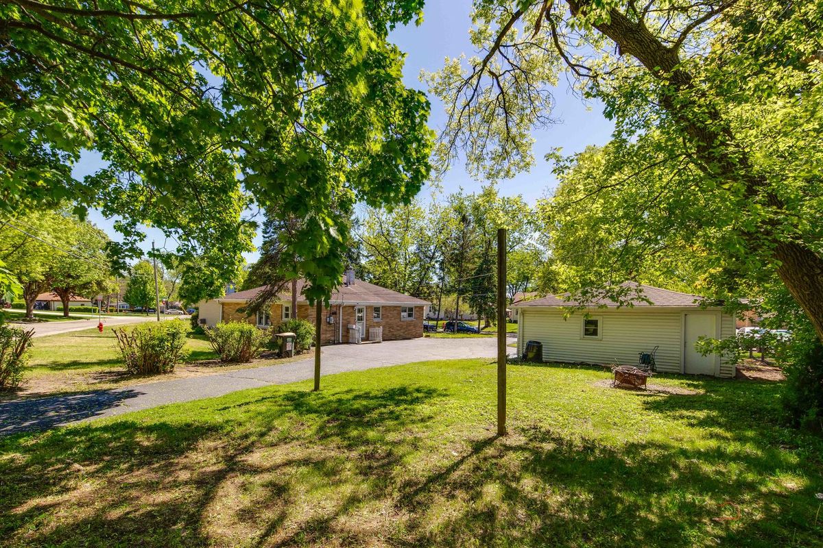 217 Dalton Avenue, Mundelein, IL 60060