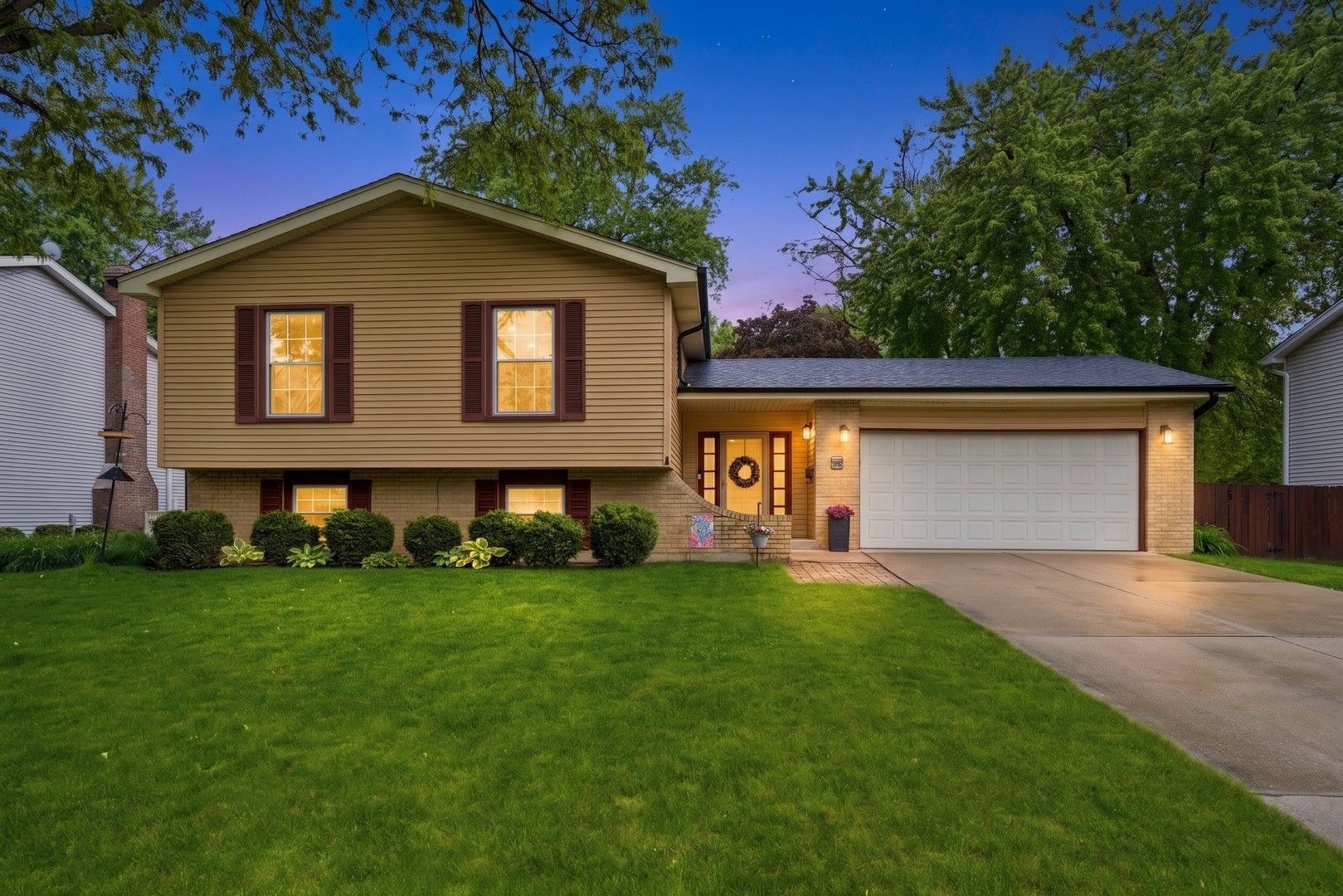 1940 Brentwood Lane E — Wheaton, IL 60189