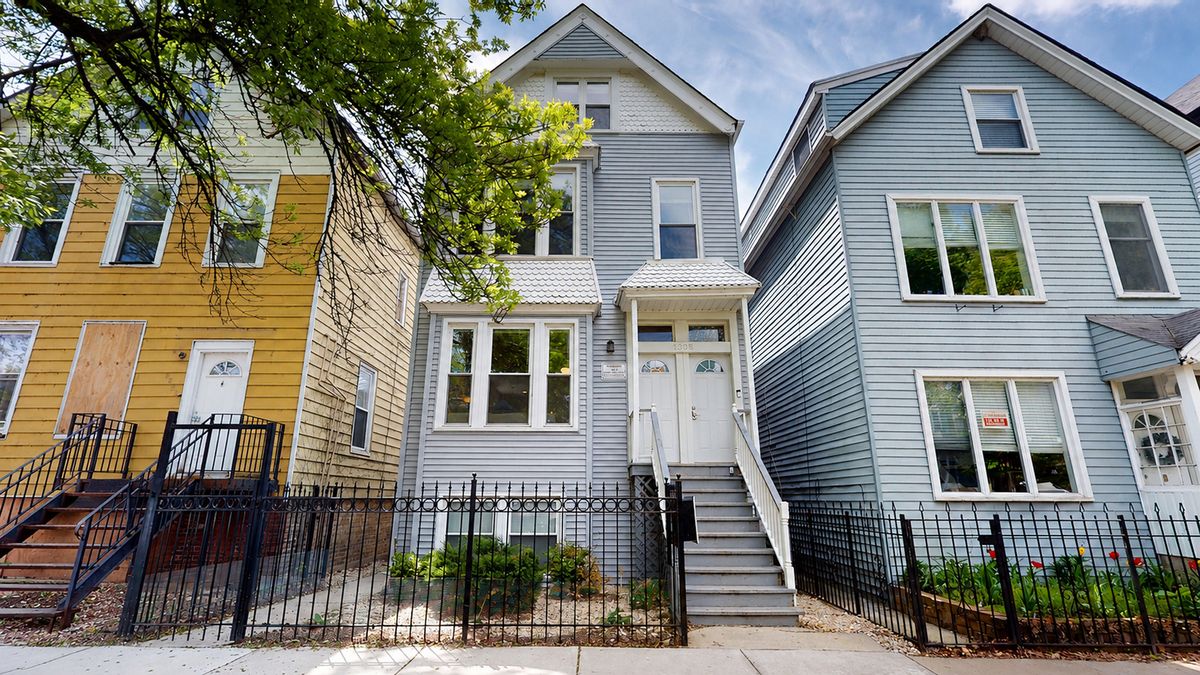 1305 Barry Avenue, Chicago, IL 60657