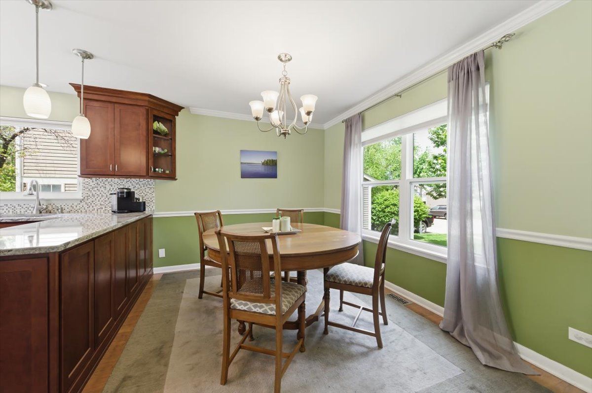 570 W Camden Lane, South Elgin, IL 60177