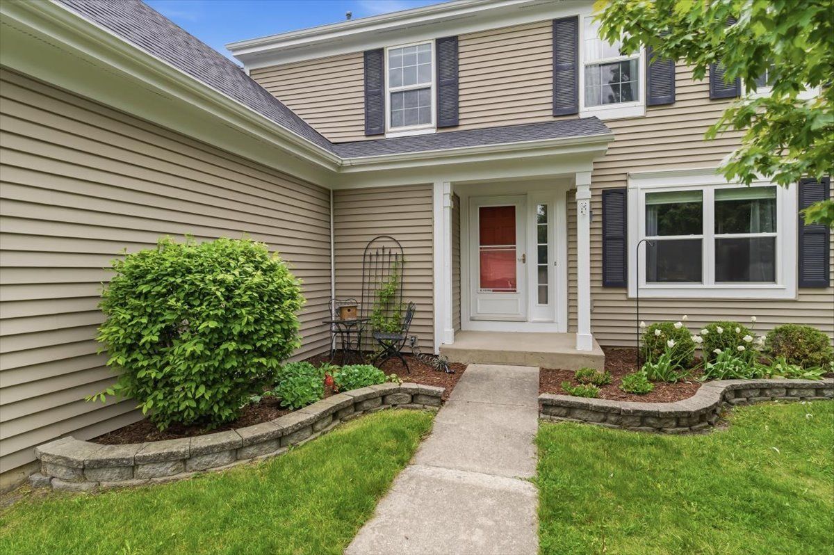 570 W Camden Lane, South Elgin, IL 60177