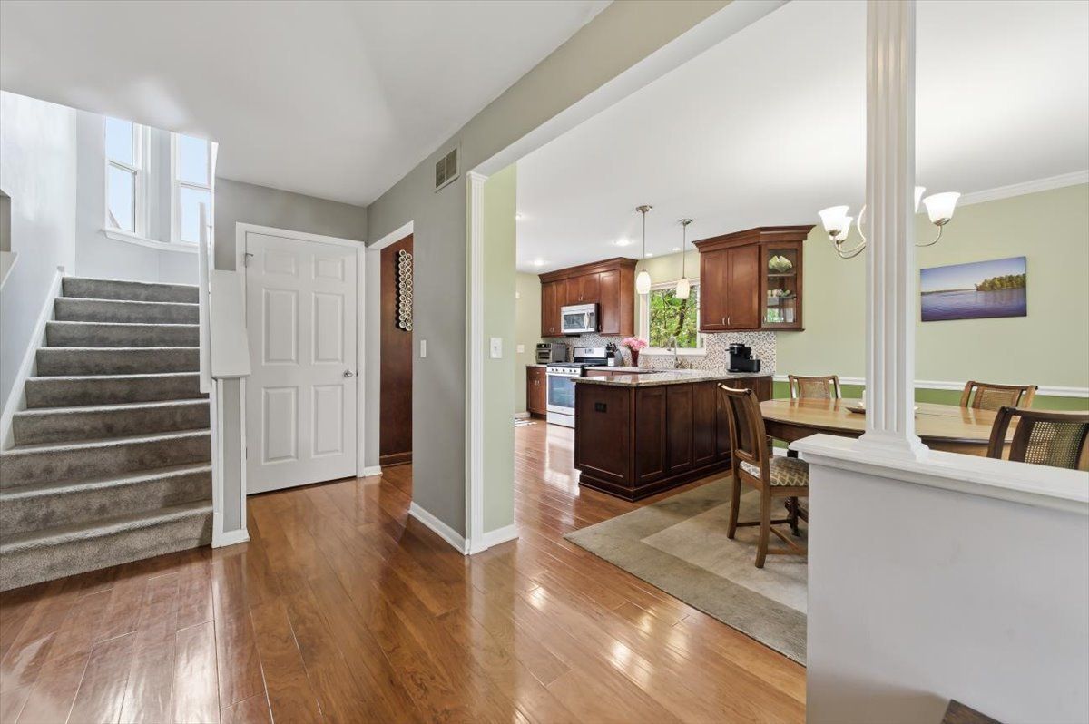 570 W Camden Lane, South Elgin, IL 60177
