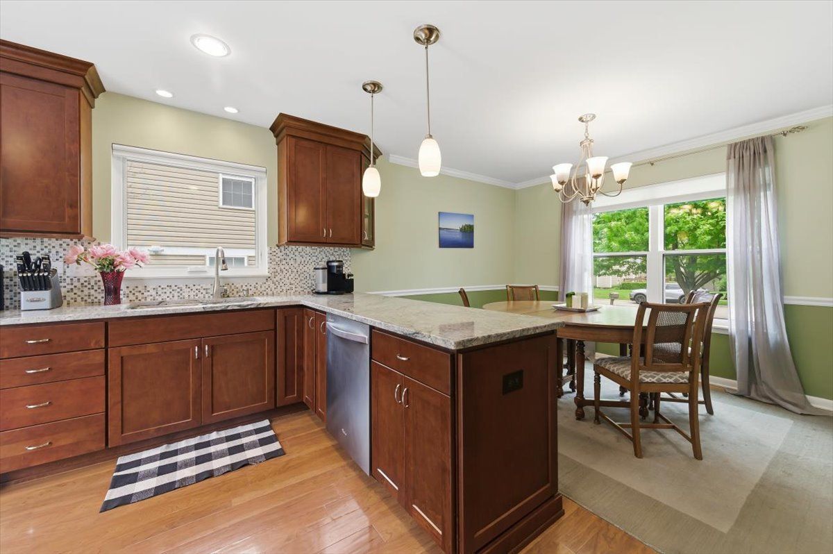 570 W Camden Lane, South Elgin, IL 60177