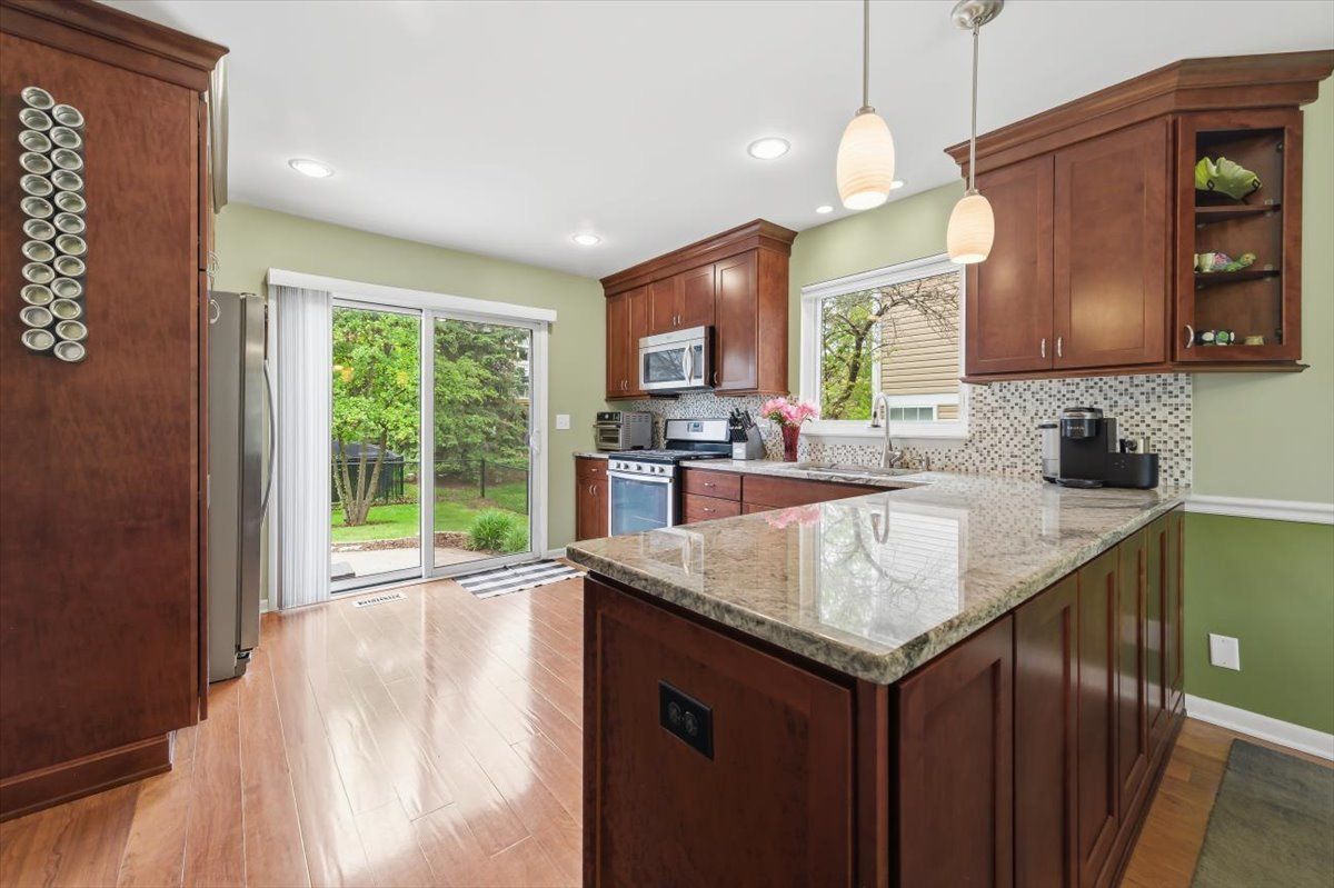 570 W Camden Lane, South Elgin, IL 60177