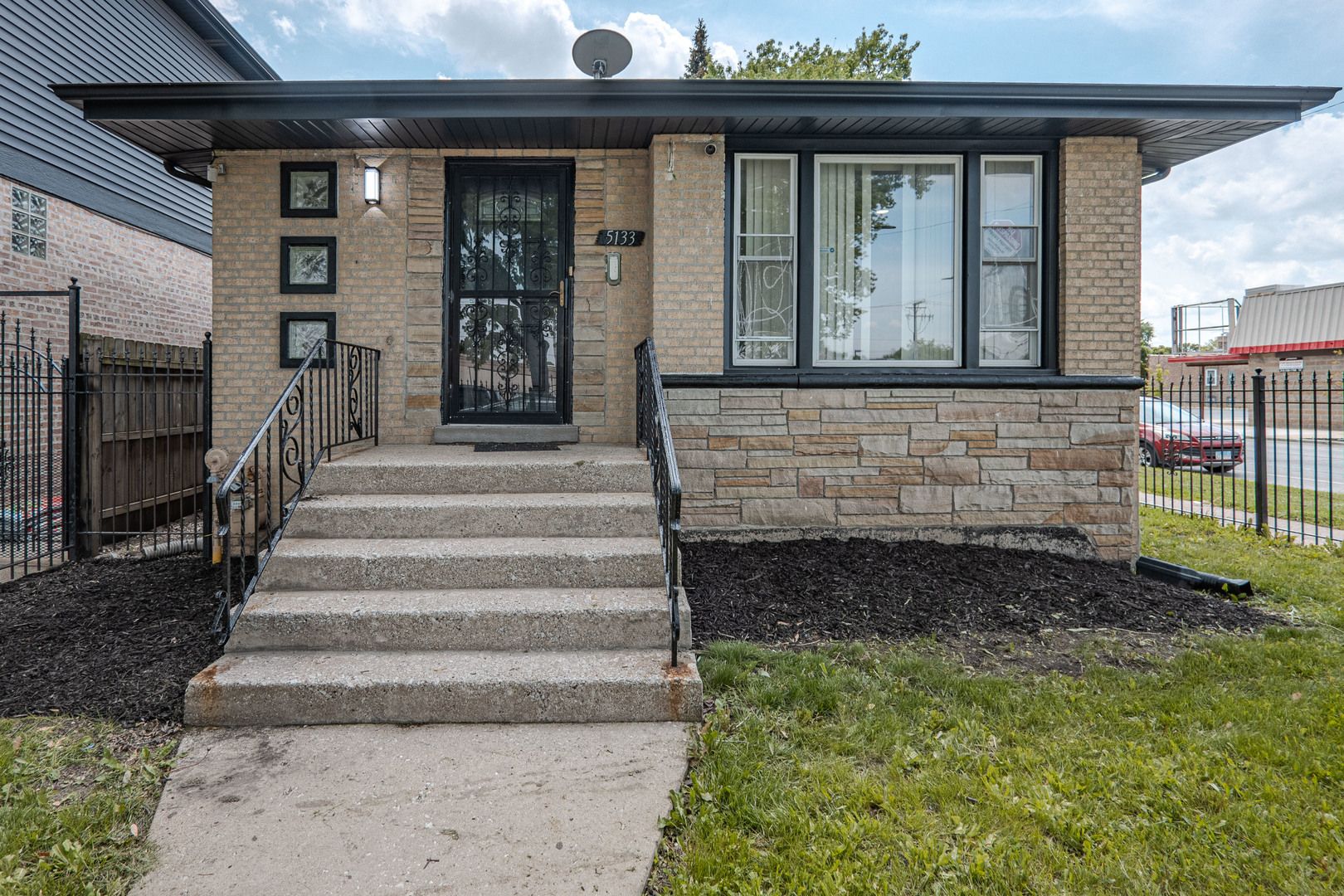 5133 W Monroe Street — Chicago, IL 60644