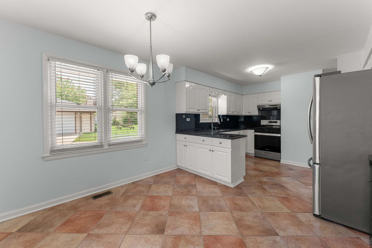 7907 W 74th Street, Bridgeview, IL 60455