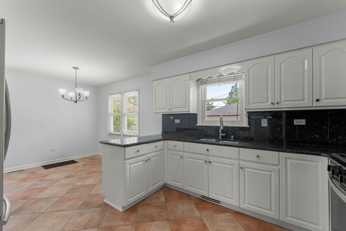 7907 W 74th Street, Bridgeview, IL 60455