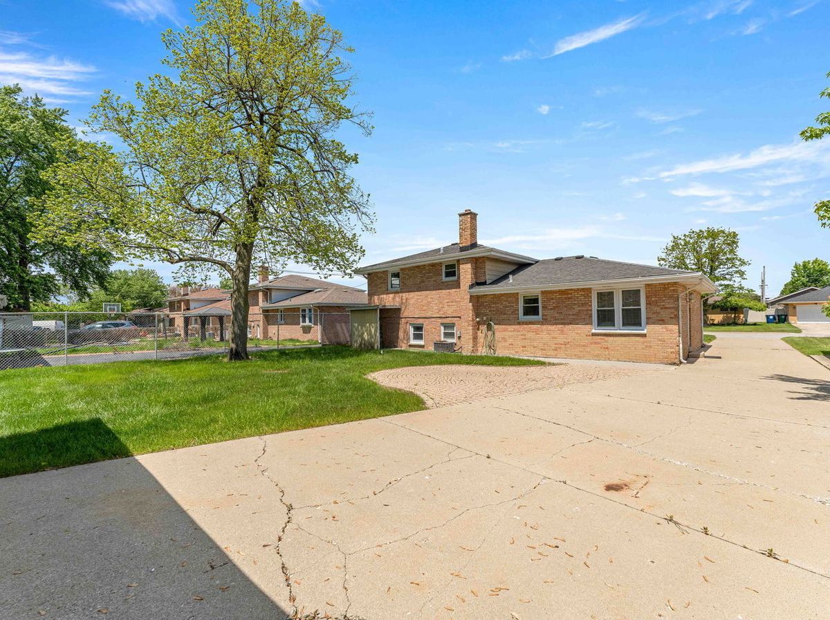 7907 W 74th Street, Bridgeview, IL 60455