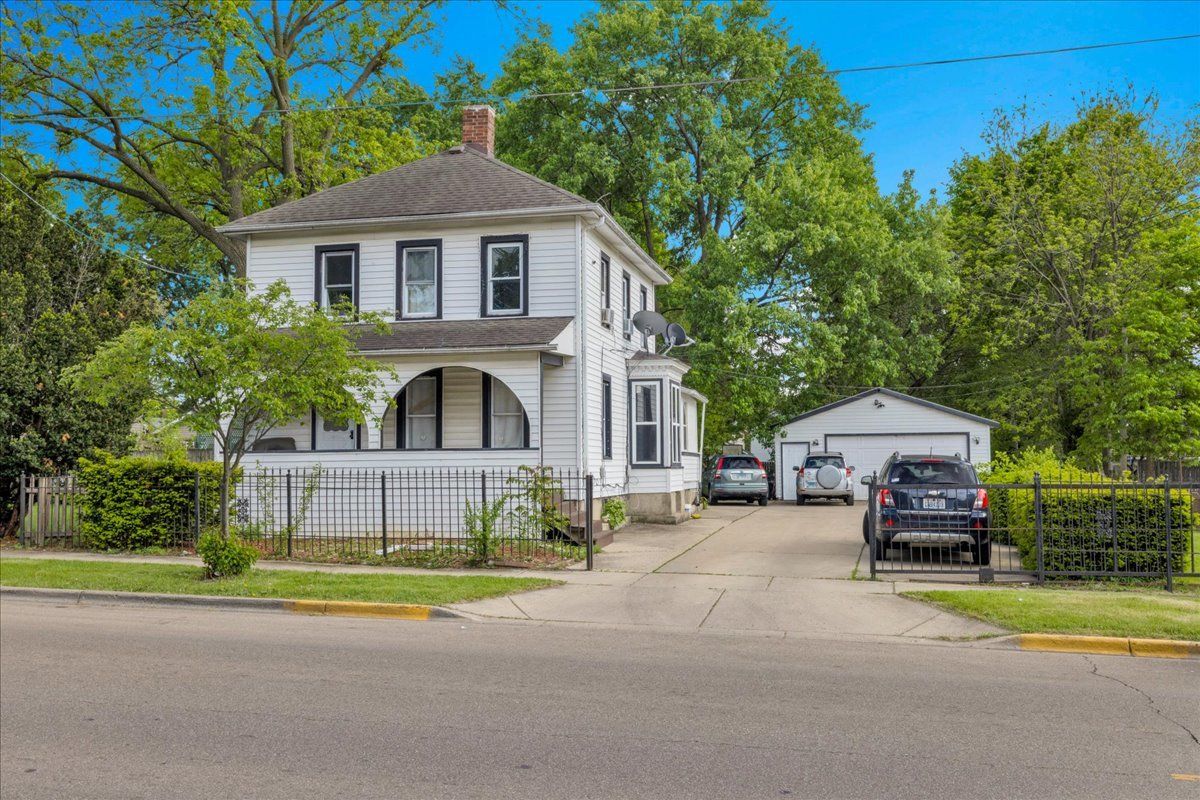 817 Front Street — Aurora, IL 60505