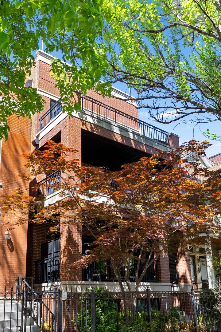 3252 Seminary Avenue, Chicago, IL 60657