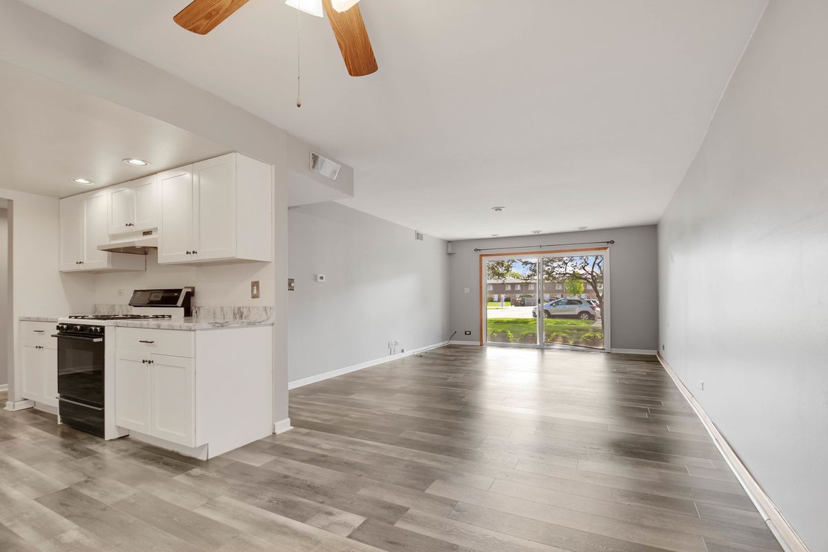 3A KINGERY QUARTER #103, Willowbrook, IL 60527