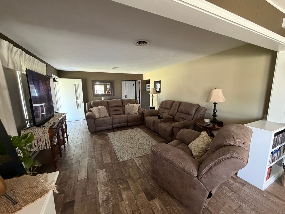 312 W Washington Street, Farina, IL 62838