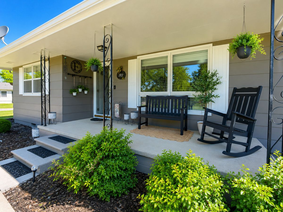 312 W Washington Street, Farina, IL 62838