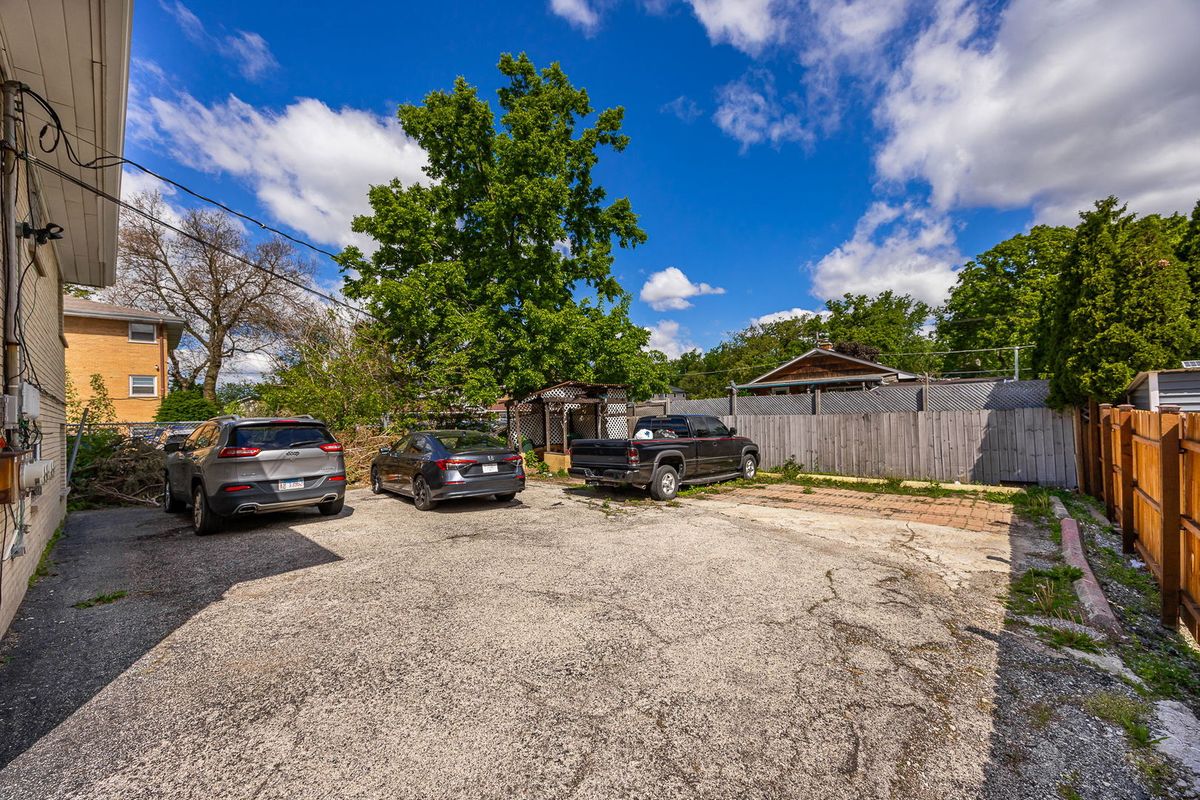 7730 Ogden Avenue, Lyons, IL 60534