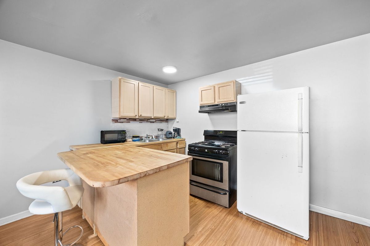 7730 Ogden Avenue, Lyons, IL 60534