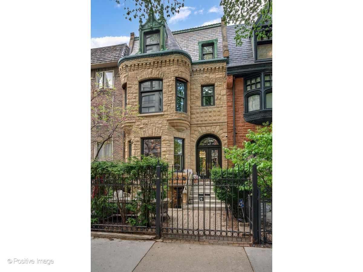 32 BELLEVUE Place, Chicago, IL 60611