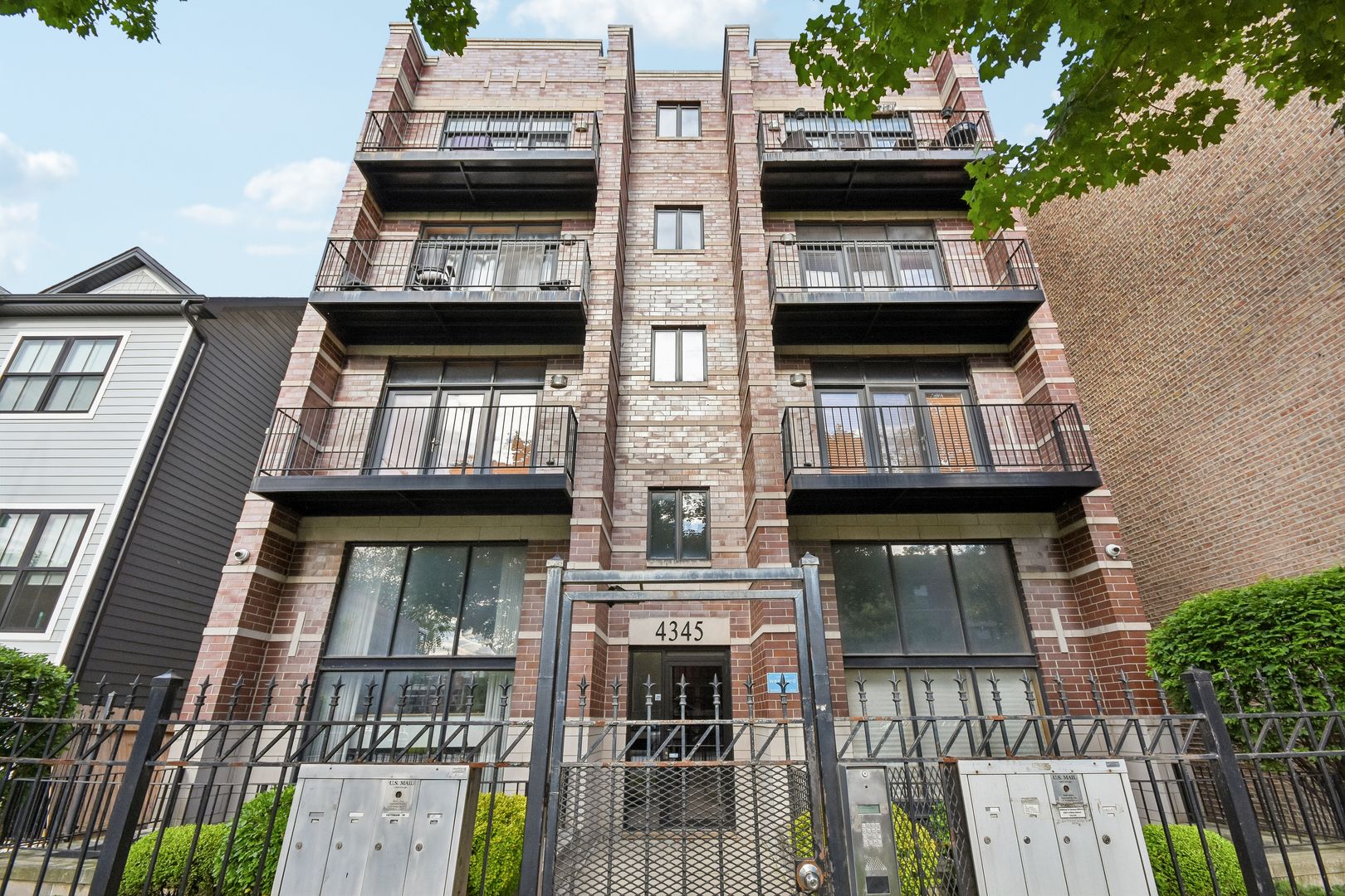 4345 S Indiana Avenue #4S — Chicago, IL 60653