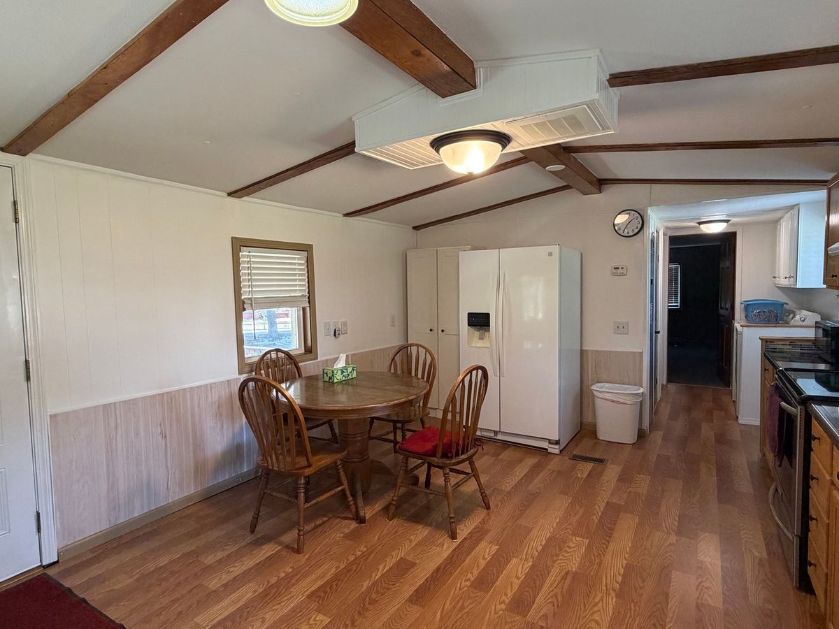 105 N Hickory Street, Farina, IL 62838
