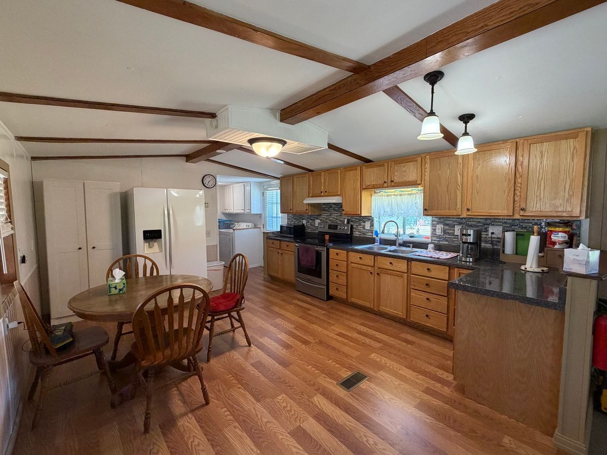 105 N Hickory Street, Farina, IL 62838