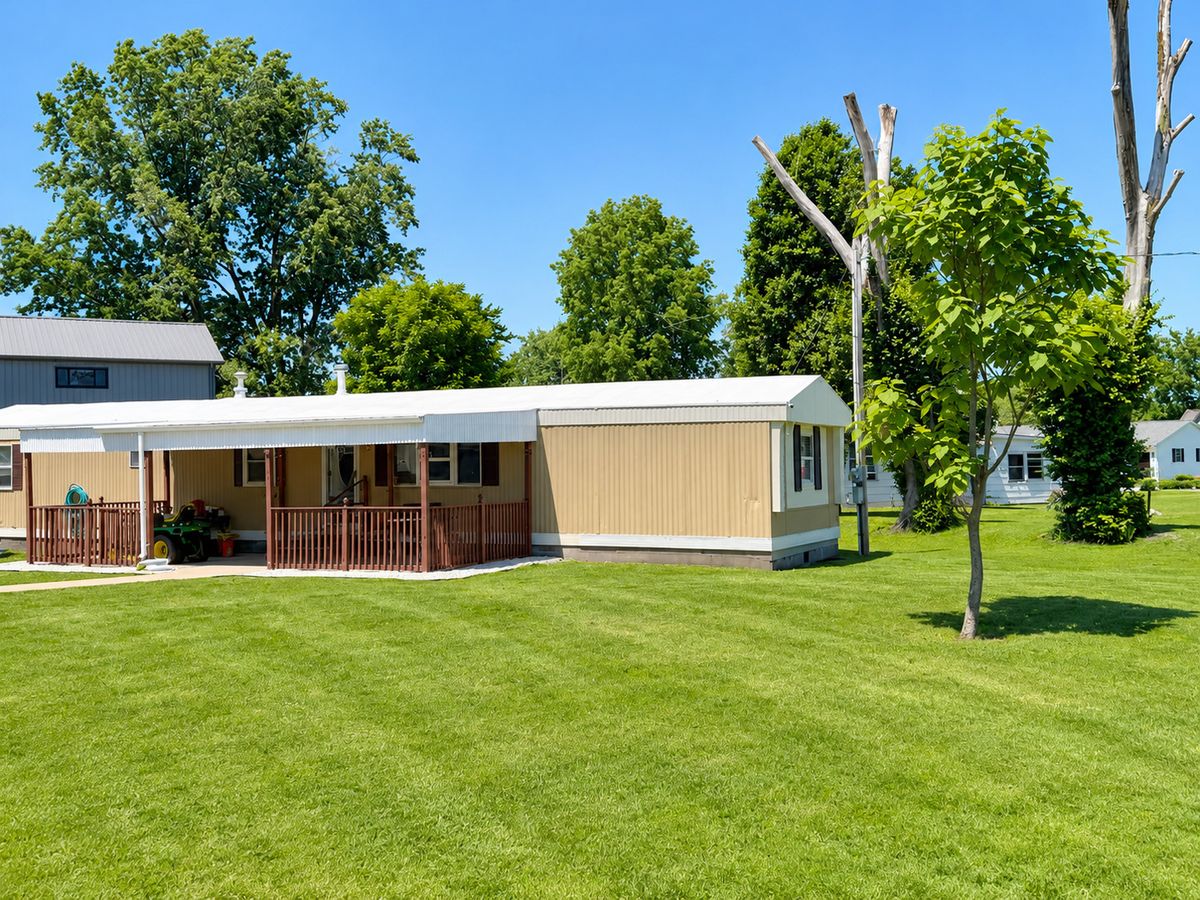 105 Hickory Street, Farina, IL 62838