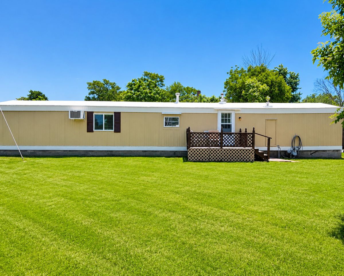 105 N Hickory Street, Farina, IL 62838