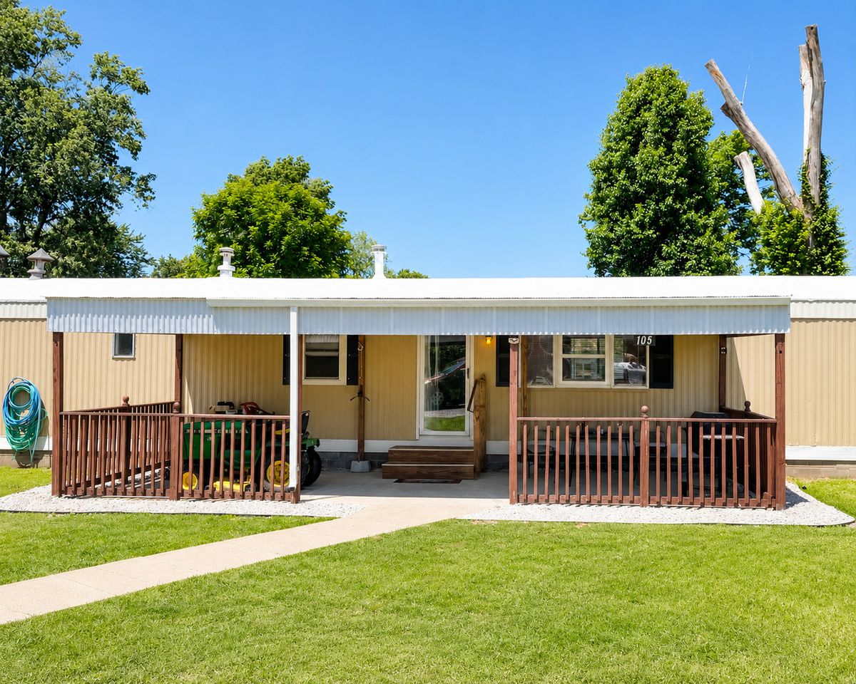 105 N Hickory Street, Farina, IL 62838
