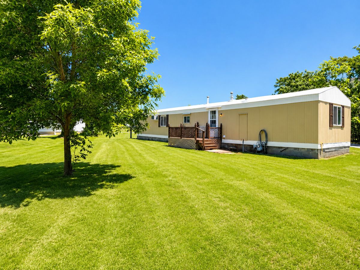 105 N Hickory Street, Farina, IL 62838