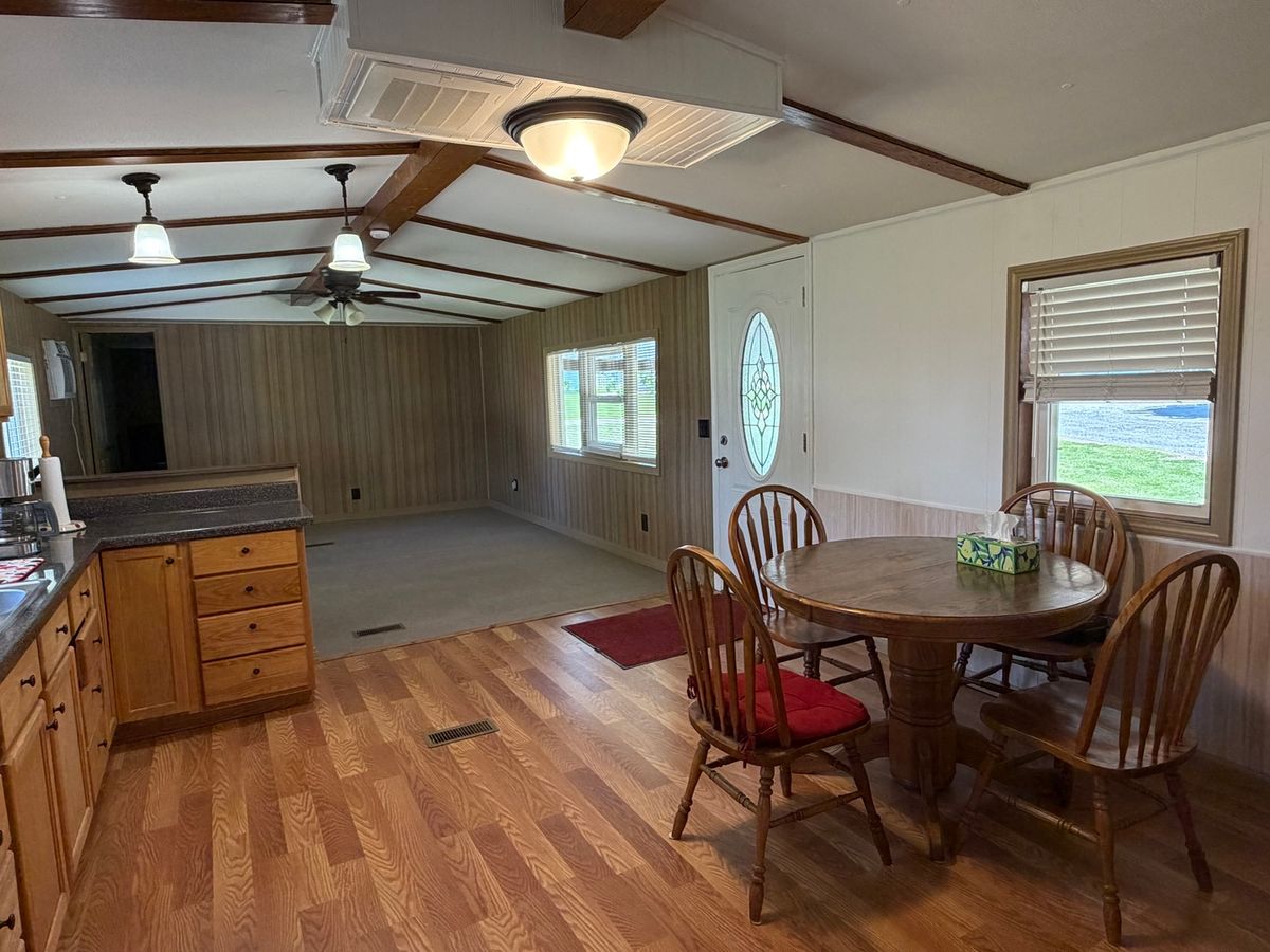 105 N Hickory Street, Farina, IL 62838