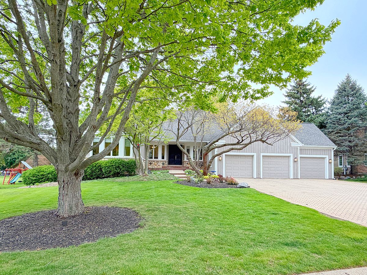 211 Ridge Lane, Lake In The Hills, IL 60156