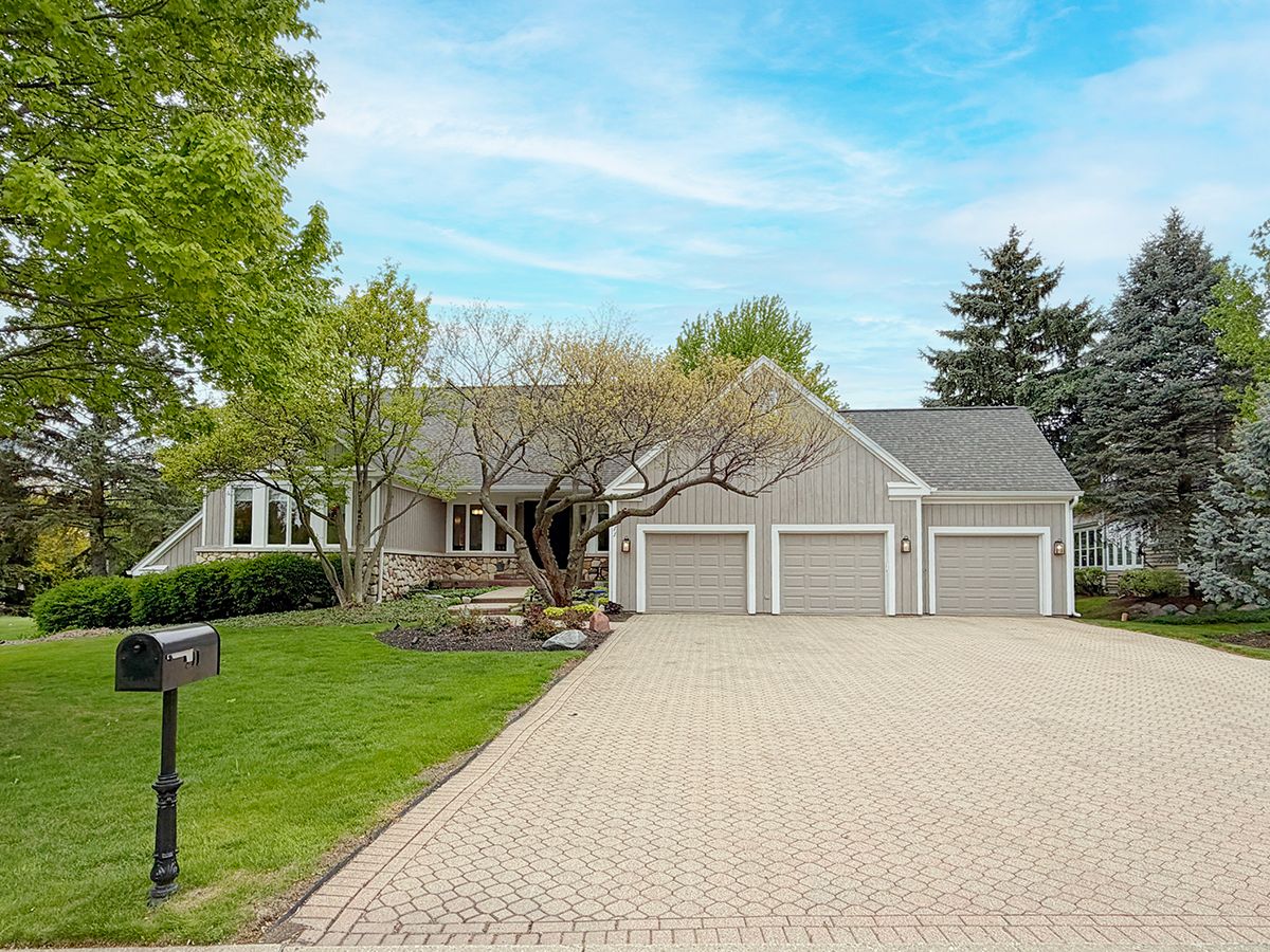 211 Ridge Lane, Lake In The Hills, IL 60156
