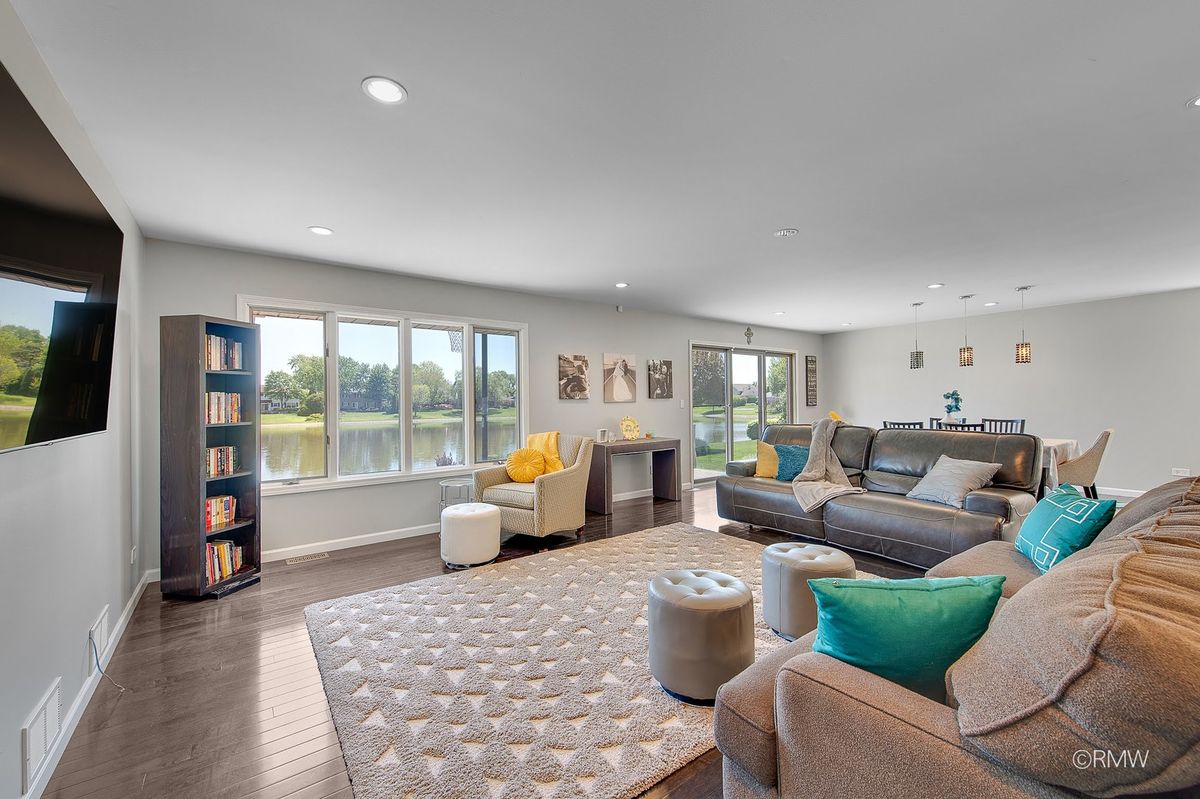 1245 Biscayne Drive, Elk Grove Village, IL 60007