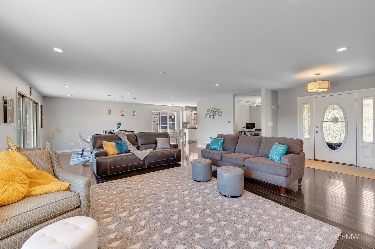 1245 Biscayne Drive, Elk Grove Village, IL 60007