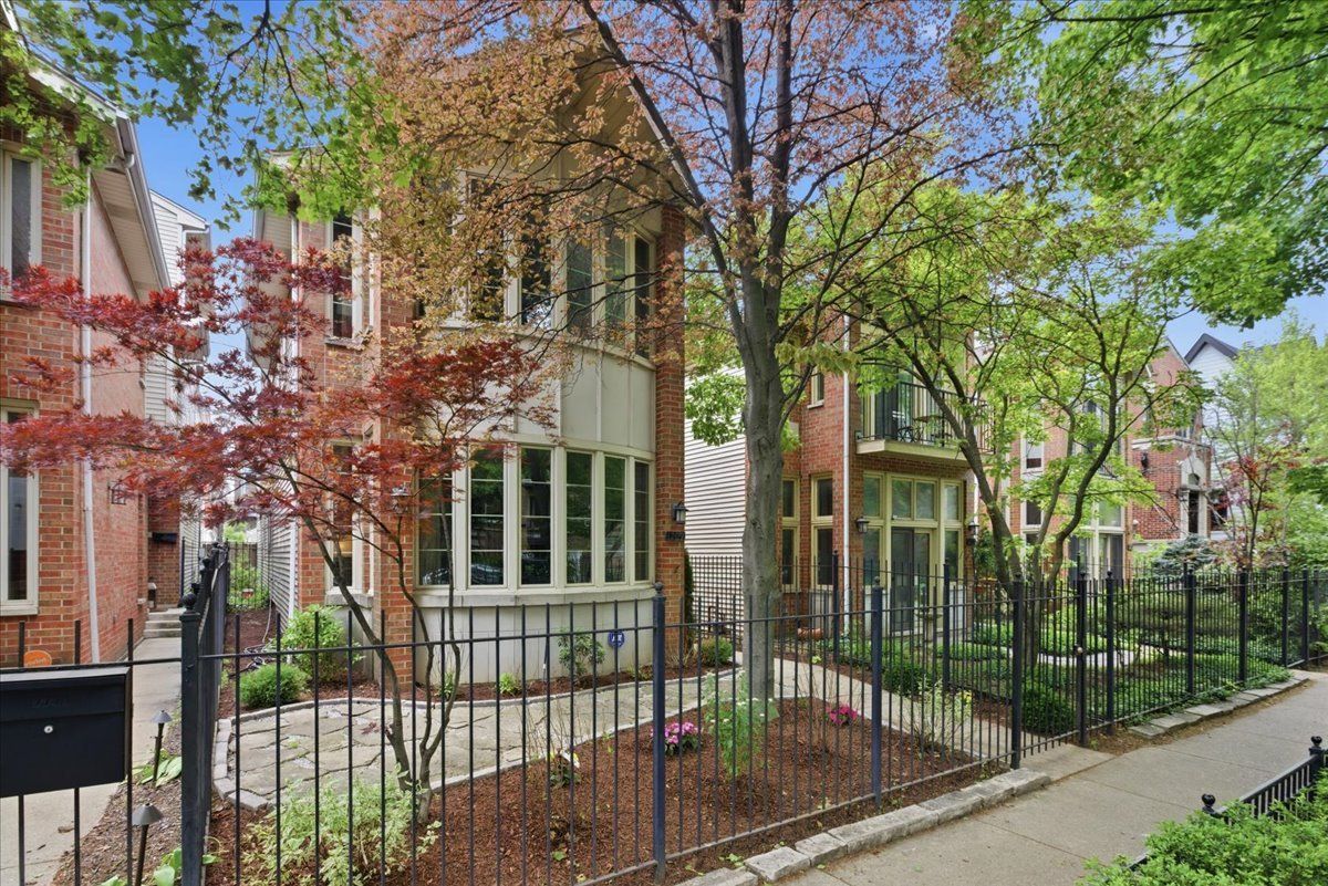 1209 ROSCOE Street, Chicago, IL 60657