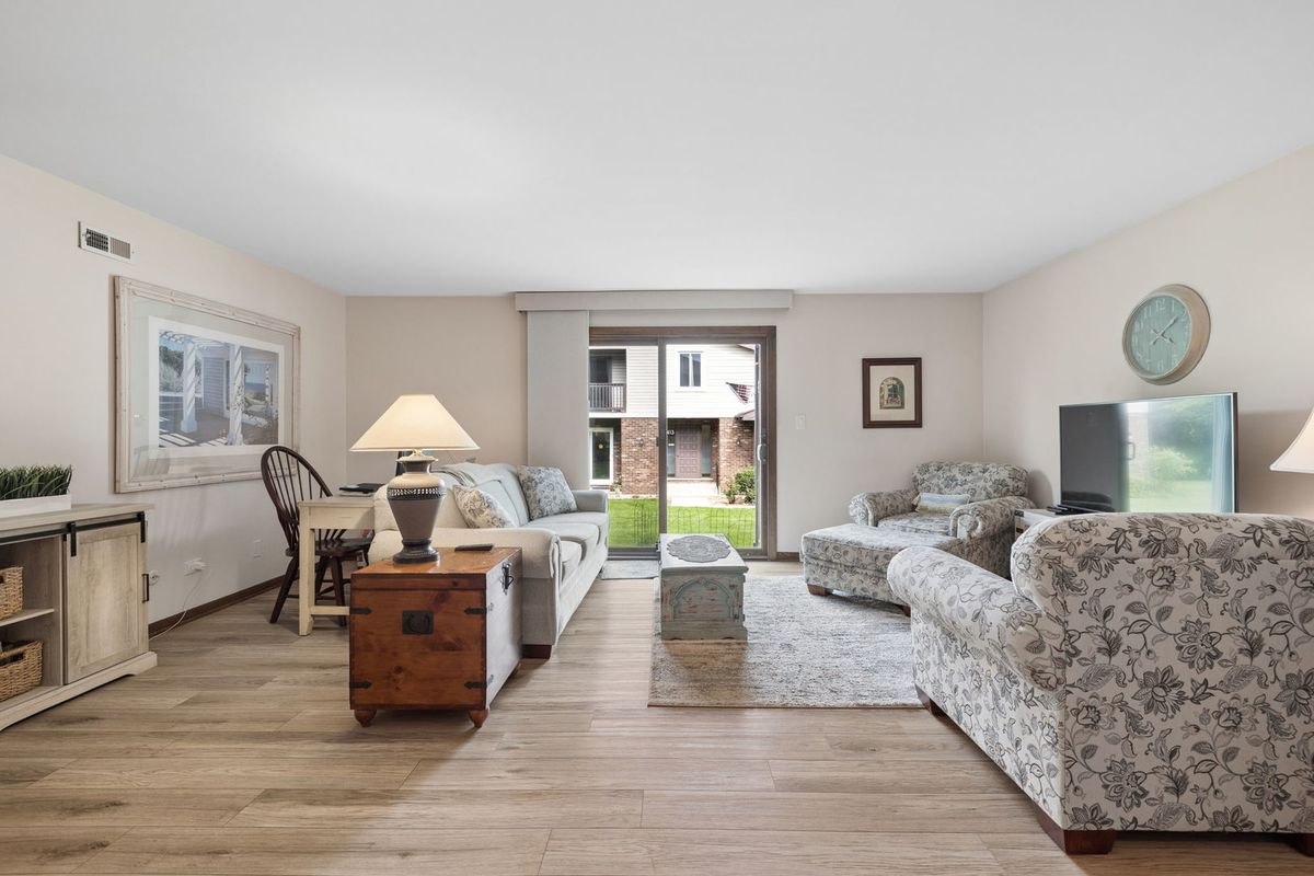 417 Manor Court #B, New Lenox, IL 60451