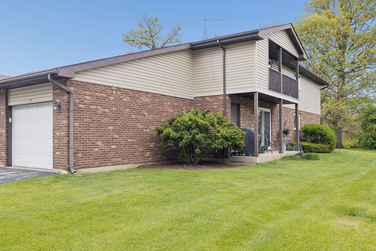 417 Manor Court #B, New Lenox, IL 60451