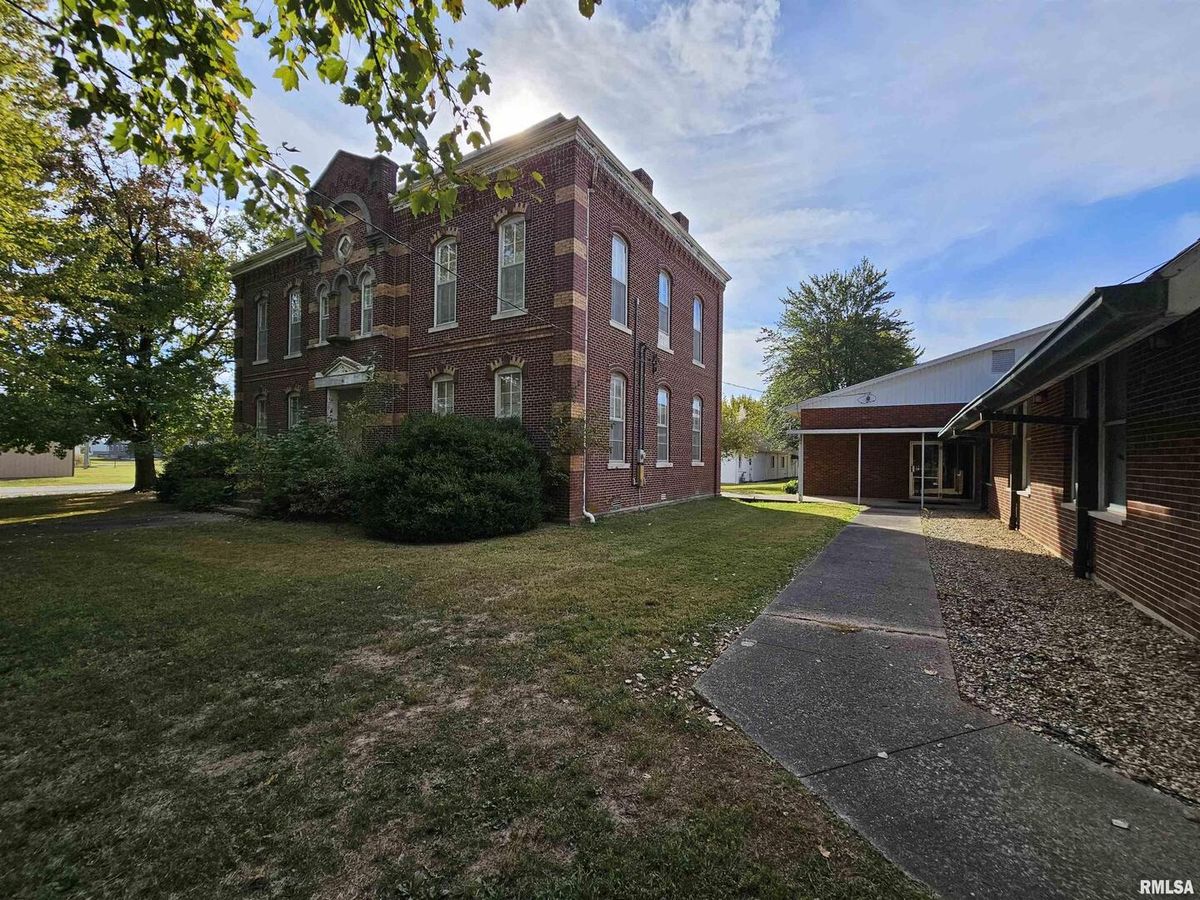 705 W MAIN Street, Dahlgren, IL 62828