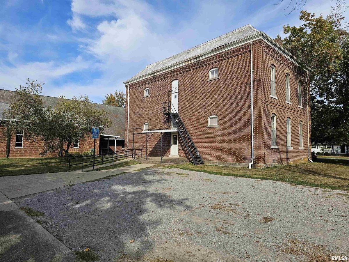 705 W MAIN Street, Dahlgren, IL 62828