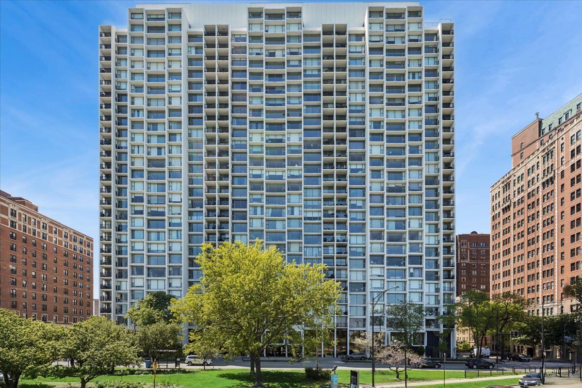 3200 N Lake Shore Drive #2410 — Chicago, IL 60657