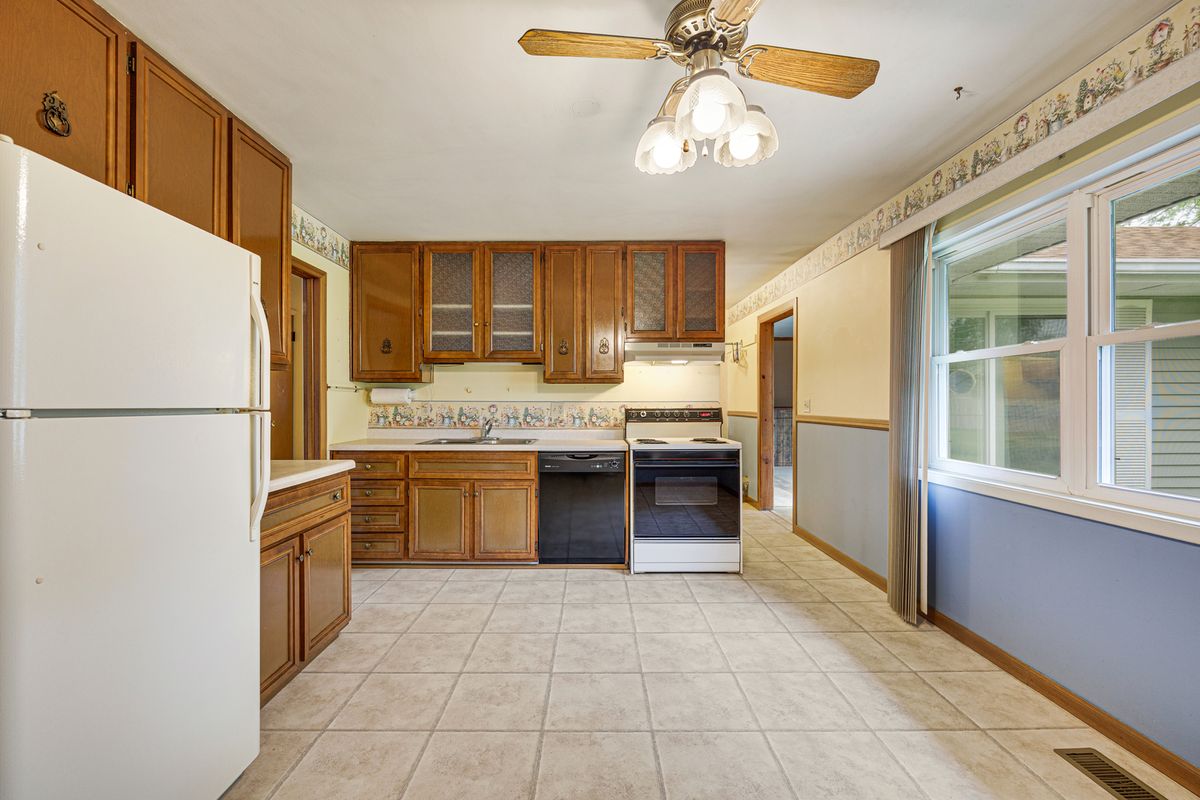 412 Krause Avenue, Streamwood, IL 60107