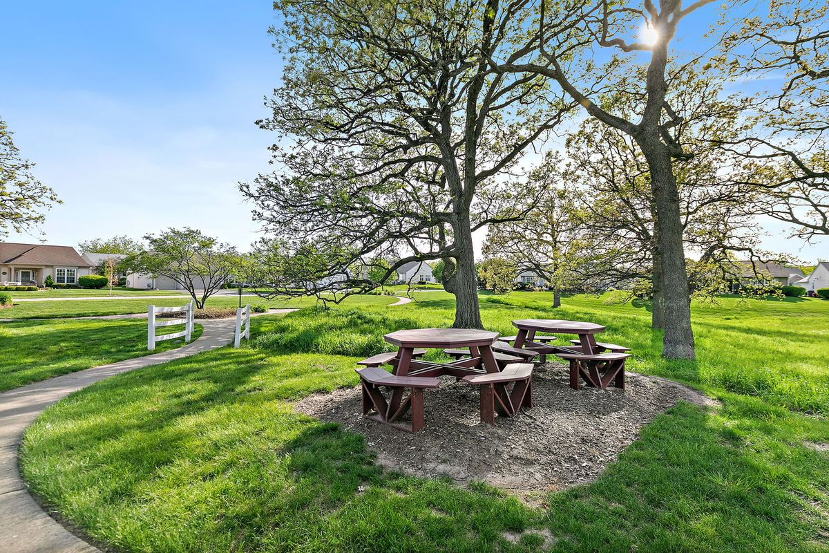 13761 Chestnut Lane, Huntley, IL 60142