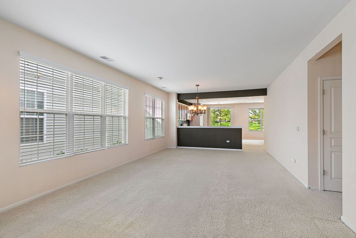 13761 Chestnut Lane, Huntley, IL 60142